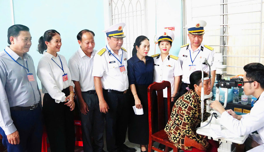 Thượng tá Phạm Đức Lợi động viên người dân được khám, tư vấn sức khỏe và cấp phát thuốc miễn phí.