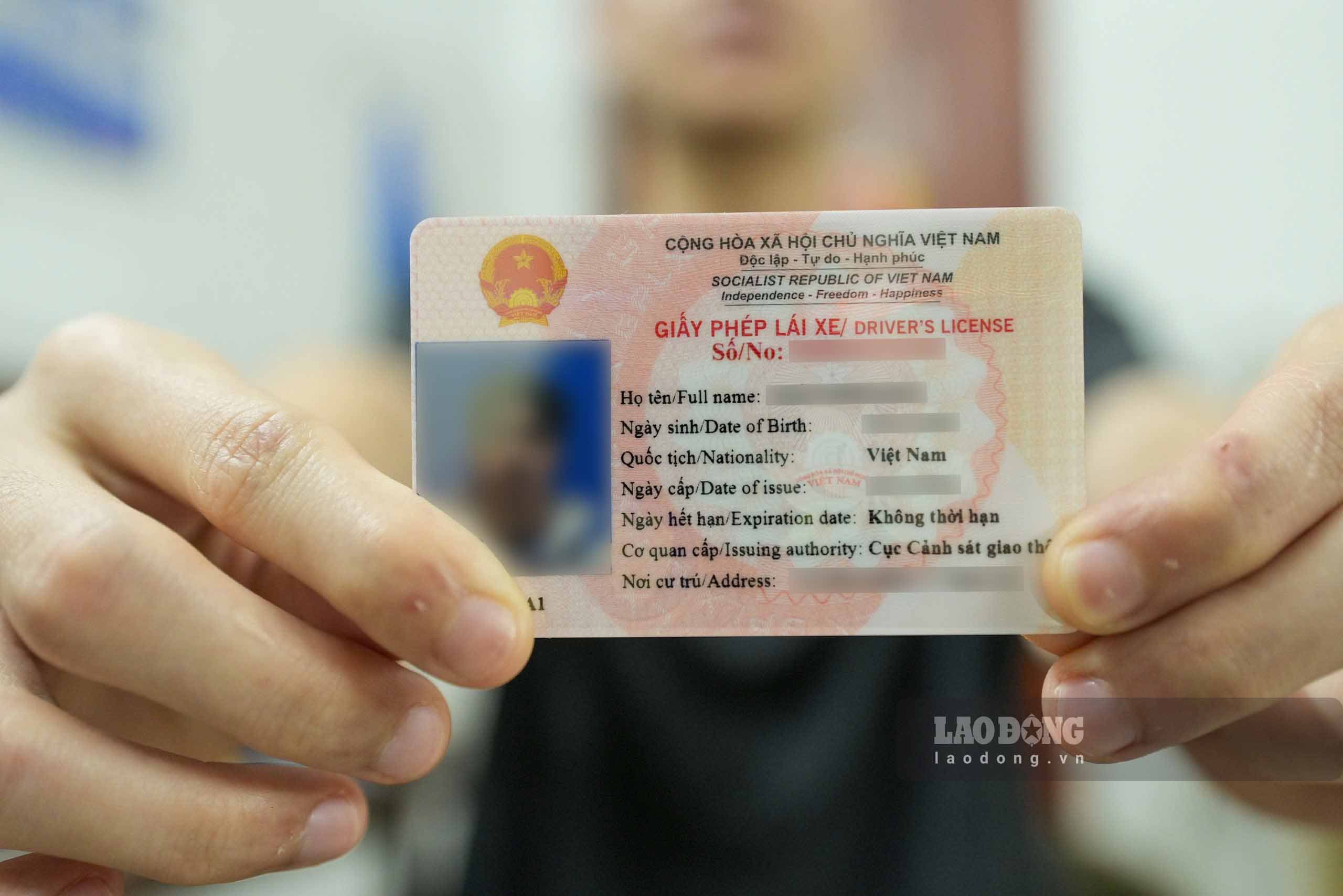 Giấy phép lái xe bản cứng do Cục Cảnh sát giao thông cấp. Ảnh: Sóng Hữu 