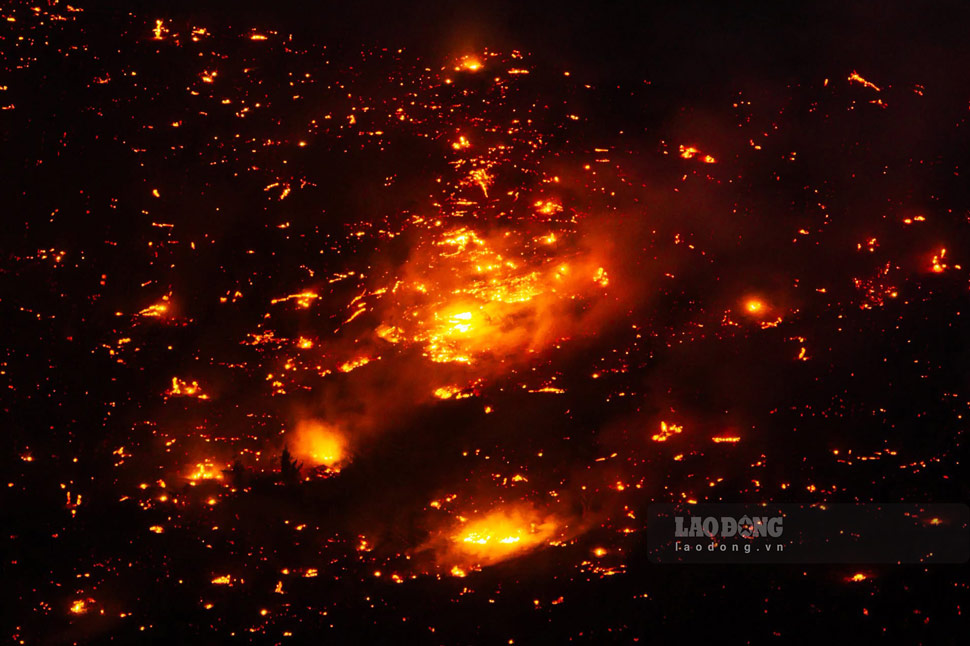 Flycam recorded the scene of fire engulfing the coastal forest of Phu My Dong commune (Gia Lai) on the night of July 21. Photo: Quan Nguyen