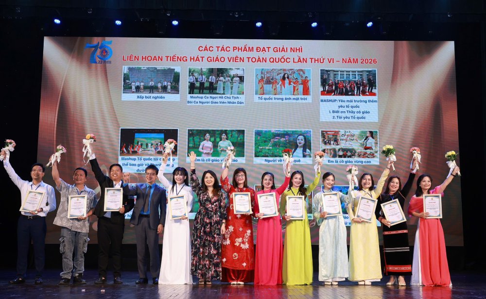 Mr. Nguyen Ngoc An - Chairman of the Vietnam Education Union (4th from the left) and People's Artist Thai Bao (6th from the left) award prizes to the second prize-winning works of the National Teachers' Singing Festival 2026. Photo: Vietnam Education Union