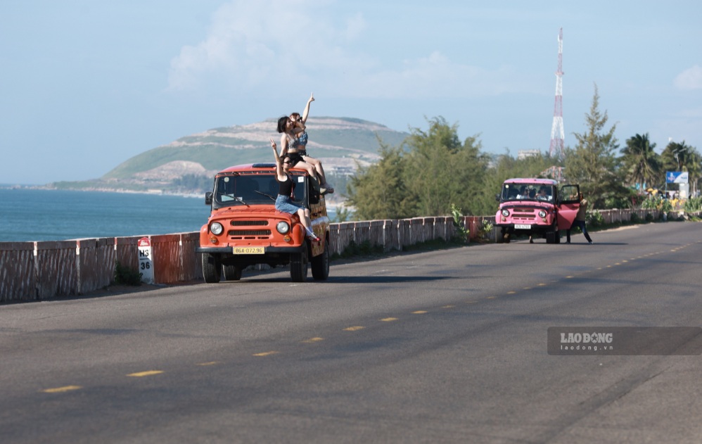 Tourists explore the coastal road of Mui Ne by jeep. Photo: Duy Tuan