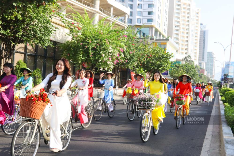 Les femmes de Khánh Hòa portent des áo dài et font du vélo dans les rues, laissant une impression dans le cœur des touristes. Photo: Khánh Hòa