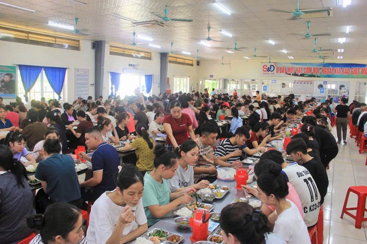 Connecting workers from the "Trade Union Meal" at S&D Quang Binh Co., Ltd. Photo: Quang Tri Trade Union
