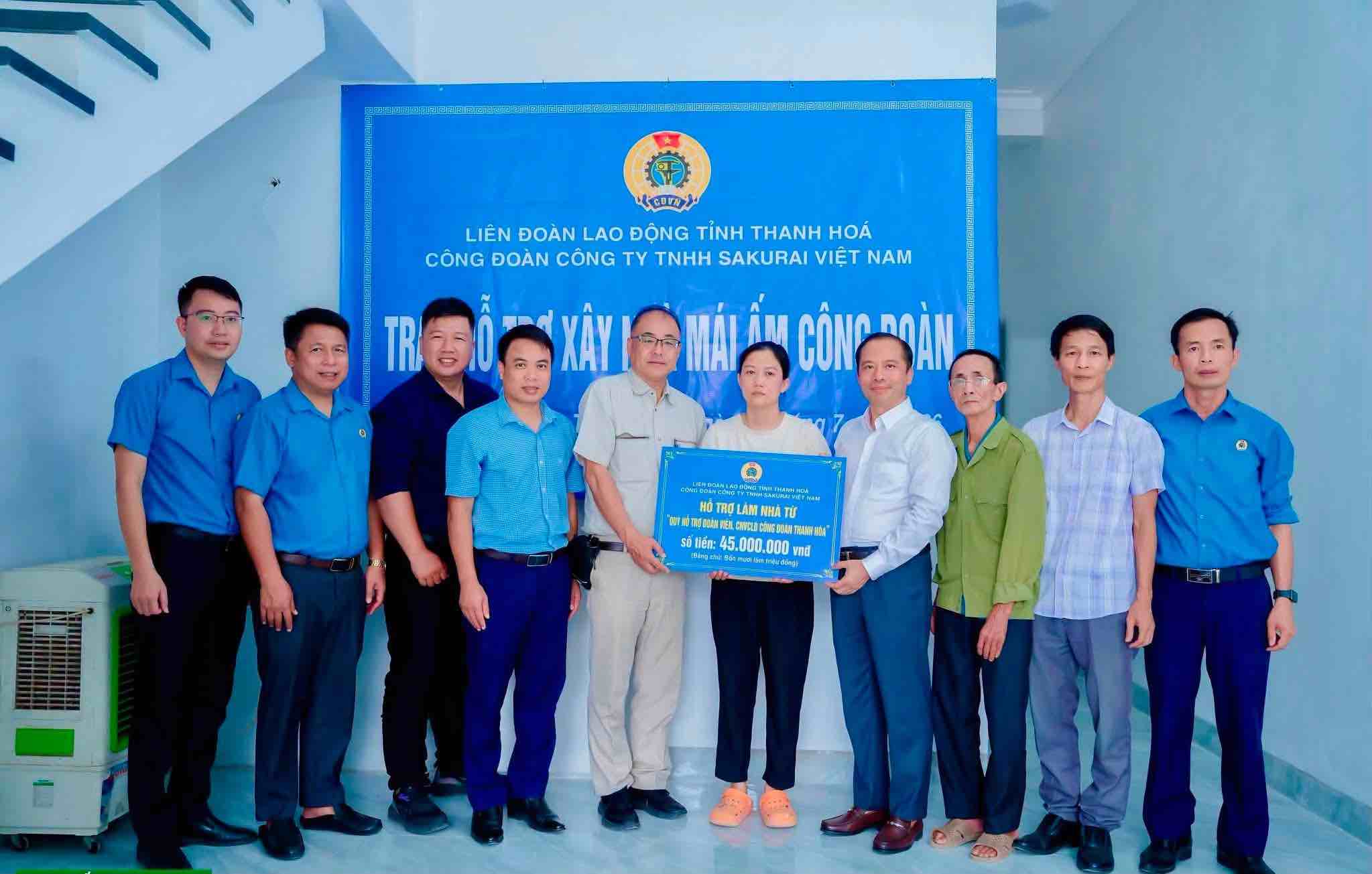 Thanh Hoa Labor Federation supports 45 million VND to build houses for union members in difficult circumstances. Photo: Thanh Hoa Trade Union