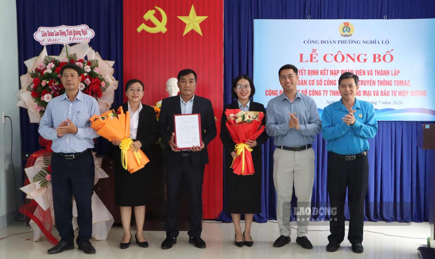 Ông Nguyễn Ngọc Trang - Phó Chủ tịch Liên đoàn Lao động tỉnh Quảng Ngãi (ngoài cùng bên phải) trao quyết định công nhận Ban chấp hành Công đoàn cơ sở Công ty TNHH Thương mại và Đầu tư Hiệp Hương. Ảnh: Đông Giang