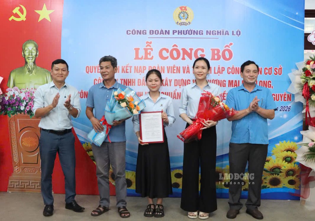 Mr. Dinh Quoc Tuan - Chairman of the Quang Ngai Provincial Labor Federation (far right) presents the Decision recognizing the Executive Committee of the grassroots Trade Union of Central Highlands Measurement Standards Inspection Joint Stock Company. Photo: Dong Giang