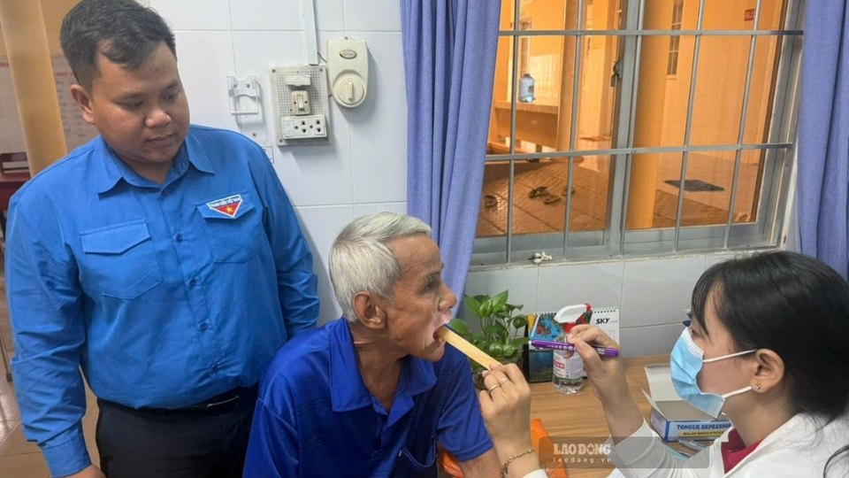 Chương trình khám sức khỏe thể hiện sự tri ân của tuổi trẻ Vĩnh Long đối với các cựu thanh niên xung phong. Ảnh: Hoàng Lộc