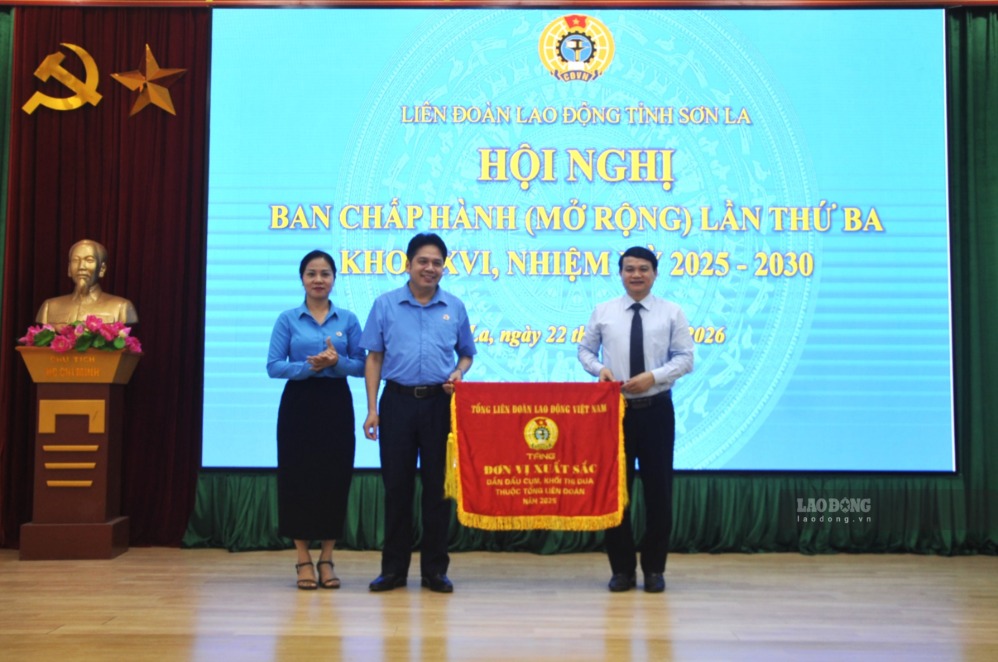 Son La Provincial Labor Federation receives the Leading Emulation Flag of the Emulation Cluster of Northern border mountainous provinces in 2025 of the Vietnam General Confederation of Labor. Photo: Truong Son