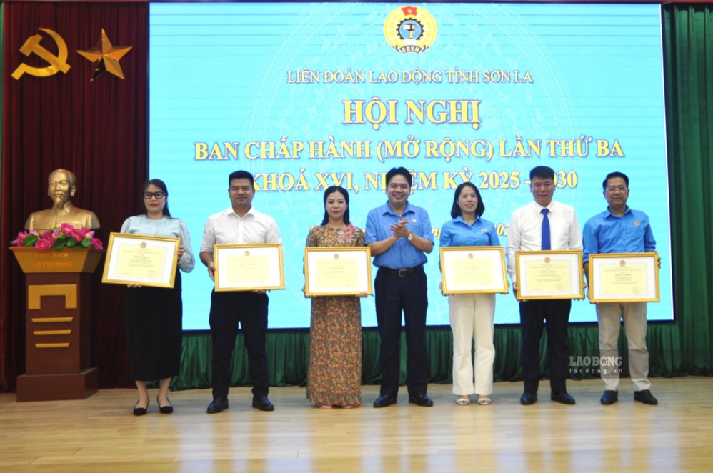 Các cá nhân có thành tích xuất sắc năm 2025 nhận Bằng khen của Tổng Liên đoàn Lao động Việt Nam. Ảnh: Trường Sơn