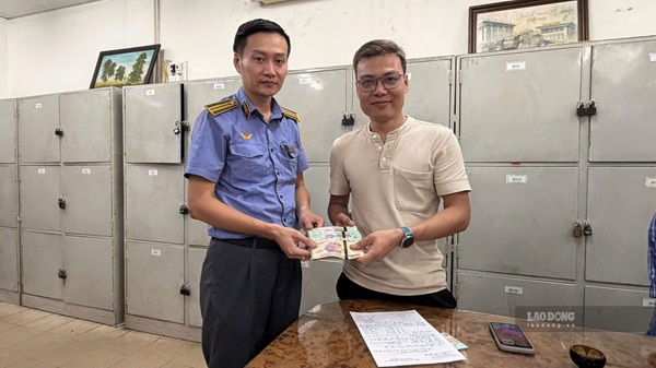 Hanoi railway staff return nearly 123 million VND to passengers. Photo: VNR