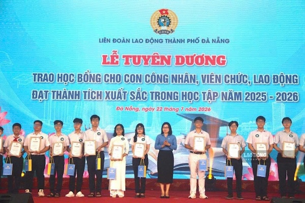 Đại diện lãnh đạo LĐLĐ TP Đà Nẵng trao học bổng tuyên dương cho các em học sinh đạt giải cao tại các kỳ thi cấp quốc gia và thành phố. Ảnh: Nguyễn Linh
