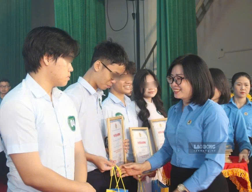 Leaders of the Da Nang City Labor Federation awarded scholarships to overcome difficulties for children of union members and workers in difficult circumstances who strive to study well. Photo: Nguyen Linh