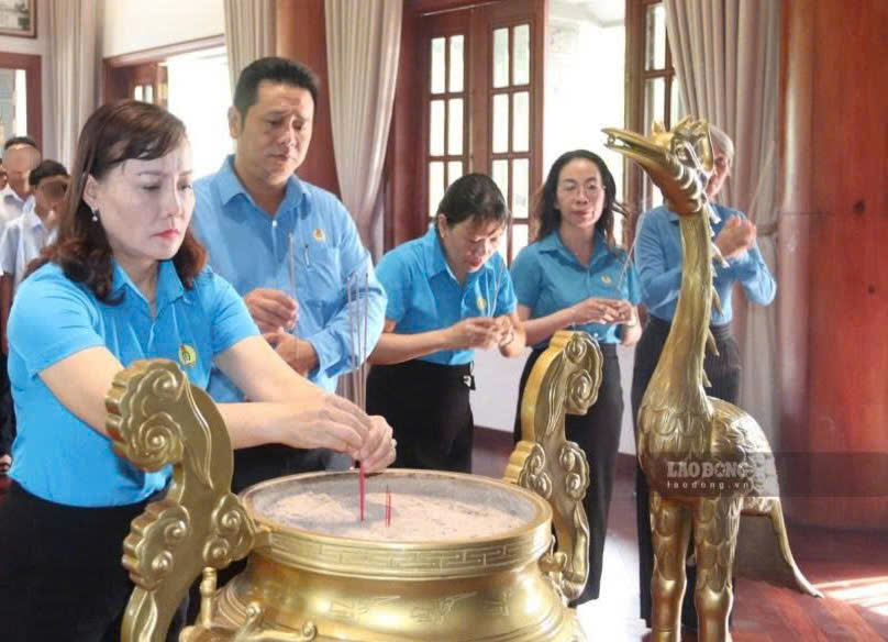 Lễ báo công dâng Bác. Ảnh: Nguyễn Linh