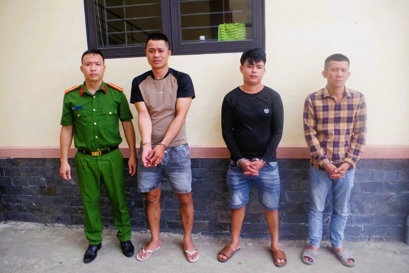 Ba người bị giữ khẩn cấp sau cuộc sử dụng ma túy giữa cánh đồng ở xã Thăng Bình, Đà Nẵng. Ảnh: Công an Đà Nẵng