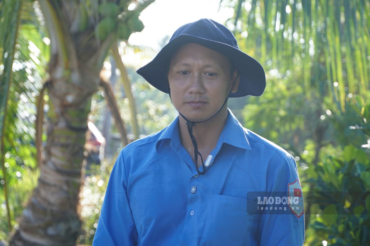 Đại úy Nguyễn Hữu Lộc thông tin quá trình tìm kiếm với phóng viên. Ảnh: Tạ Quang