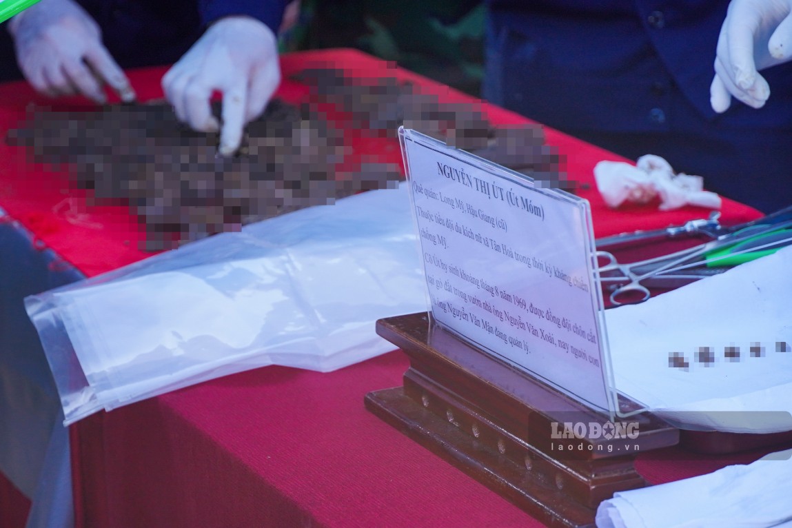 Officers and soldiers take DNA samples. Photo: Ta Quang