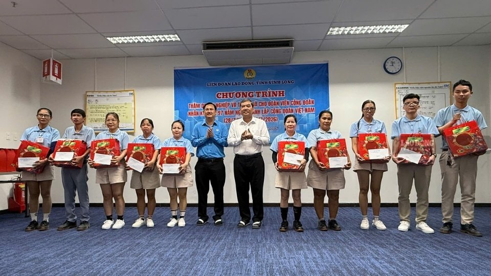 Leaders of Vinh Long province present gifts to union members and workers in difficult circumstances on the occasion of the 97th anniversary of the establishment of the Vietnam Trade Union. Photo: Hoang Loc