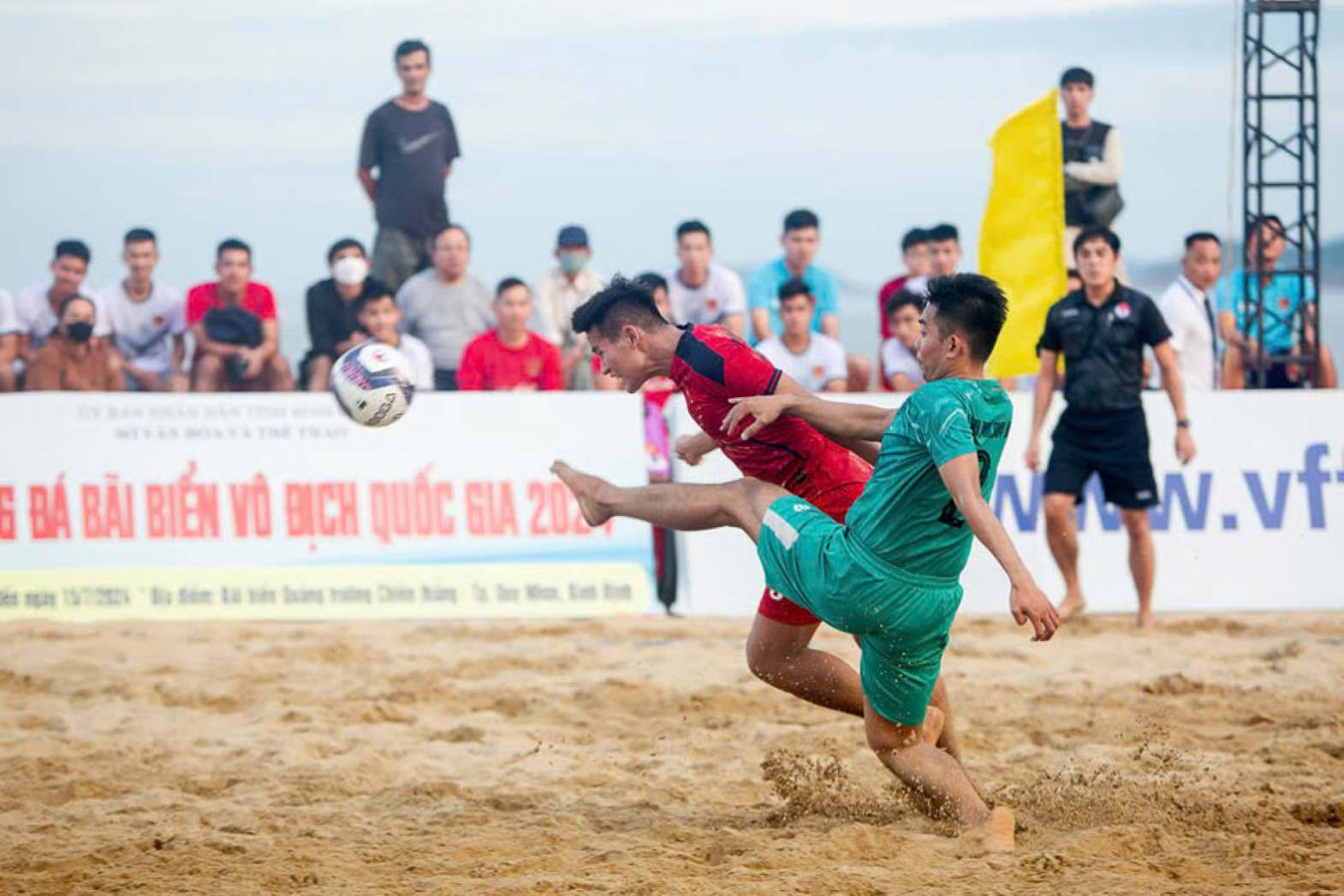 Le Championnat national de football de plage 2026 se déroule sur la plage de Quy Nhơn, province de Gia Lai du 23 juillet au 1er août. Photo: Comité d'organisation