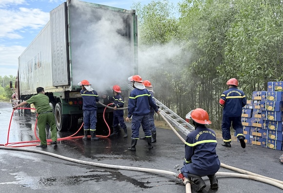 Un camion porte-conteneurs transportant des durians prend feu, les forces fonctionnelles s'efforcent d'éteindre le feu. Photo: Police de Quảng Trị