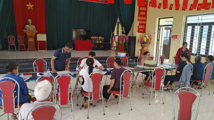 Các tổ công tác thực hiện cập nhật dữ liệu và hỗ trợ người dân tại các điểm nhà văn hóa thôn. Ảnh: UBND xã Chuyên Mỹ