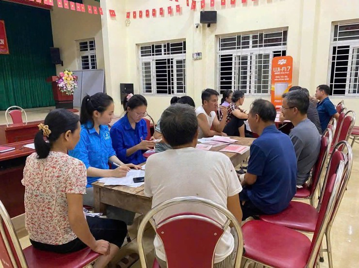 Người dân mang sổ đỏ đến nhà văn hóa thôn để cập nhật dữ liệu. Ảnh: UBND xã Chuyên Mỹ