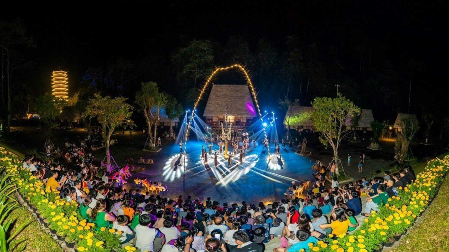 Le spectacle est la danse traditionnelle "Tung Tung Dá Dá" - un patrimoine culturel associé aux grands festivals des compatriotes Cơ Tu de Đà Nẵng tels que la célébration du nouveau riz, la construction de villages ou les festivals communautaires. Photo: Fournie par la société FVG