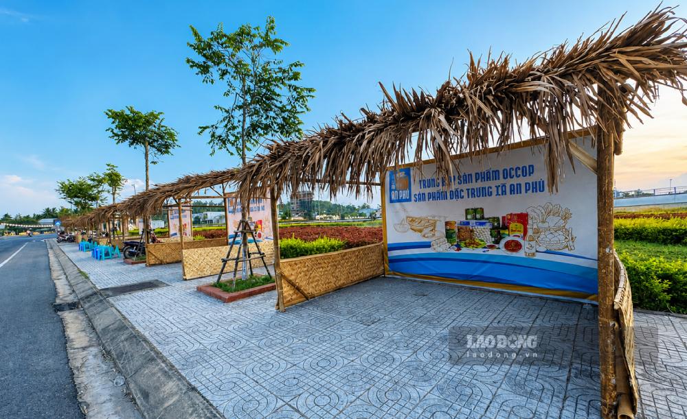 Các gian hàng đã sắp hoàn thiện. Ảnh: Viên Nguyễn