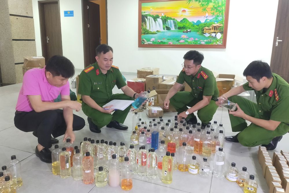 Cơ quan điều tra triệt phá đường dây sản xuất nước hoa giả các thương hiệu nổi tiếng. Ảnh: Công an Thanh Hóa