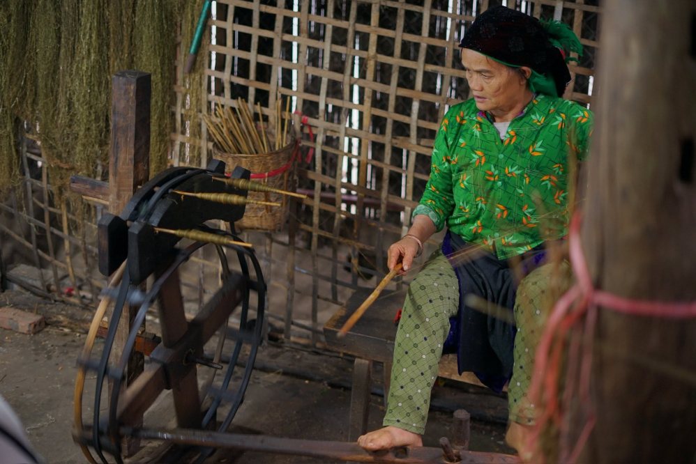 Từng sợi lanh được se thành cuộn.