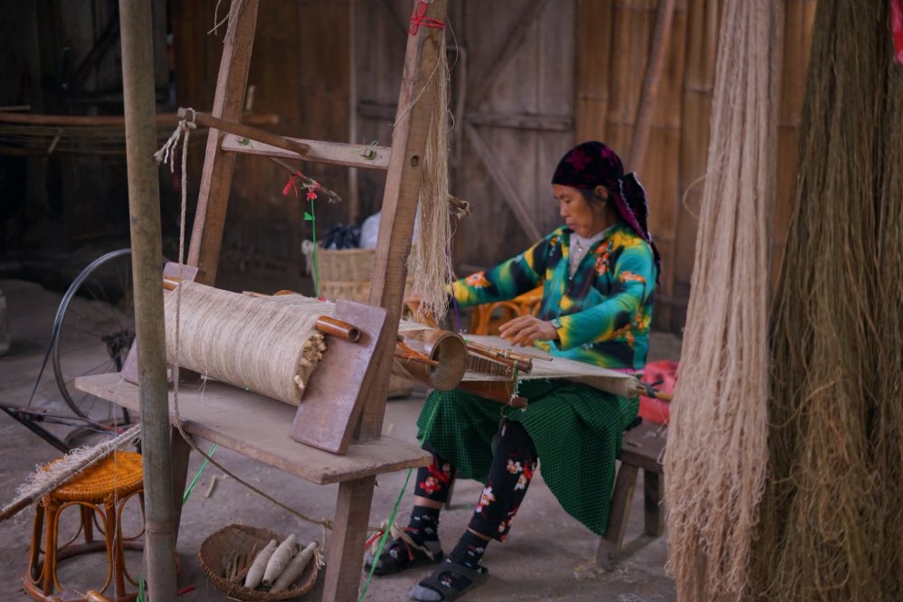 Mong woman sitting weaving linen. Photo: Dang Phuong