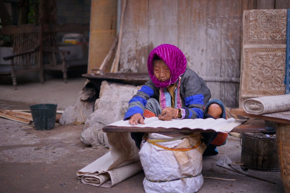 Người Mông làng Lùng Tám dệt lanh. Ảnh: Đặng Phương