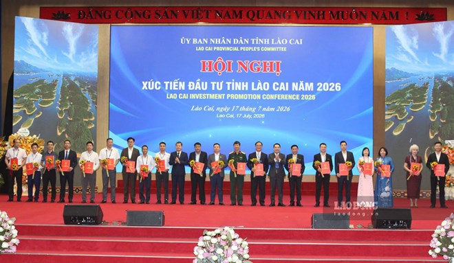 UBND tỉnh Lào Cai trao Quyết định chấp thuận chủ trương đầu tư cho các nhà đầu tư. Ảnh: Bảo Nguyên