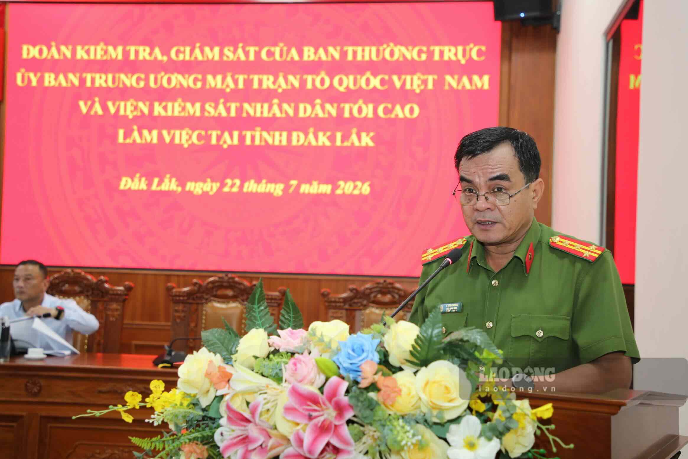 Đại tá Y San Adrơng - Phó Giám đốc Công an tỉnh Đắk Lắk phát biểu tại buổi làm việc. Ảnh: Công Sáng