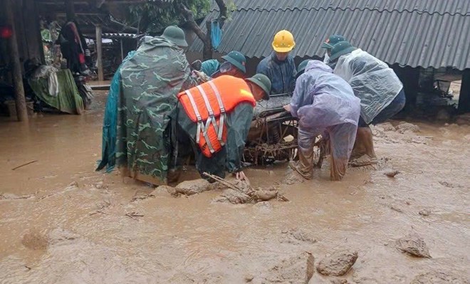 Les forces armées participent à la réparation des conséquences des inondations à Lai Châu. Photo: Commandement militaire de Lai Châu