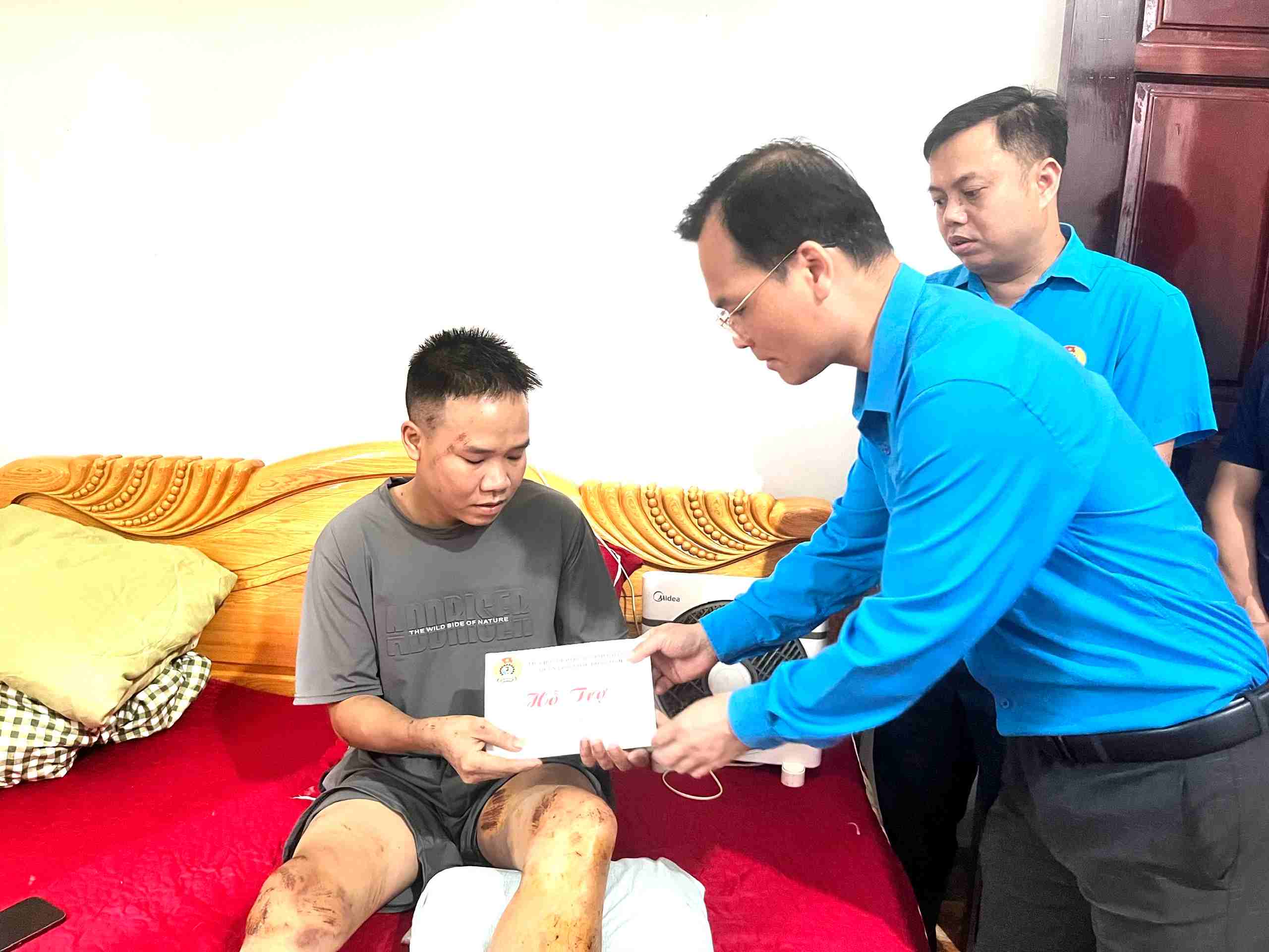 Lai Chau Provincial Labor Federation shares with Mr. Pham Van Hai - a case suffering heavy losses in the recent flash flood. Photo: Lai Chau Provincial Labor Federation