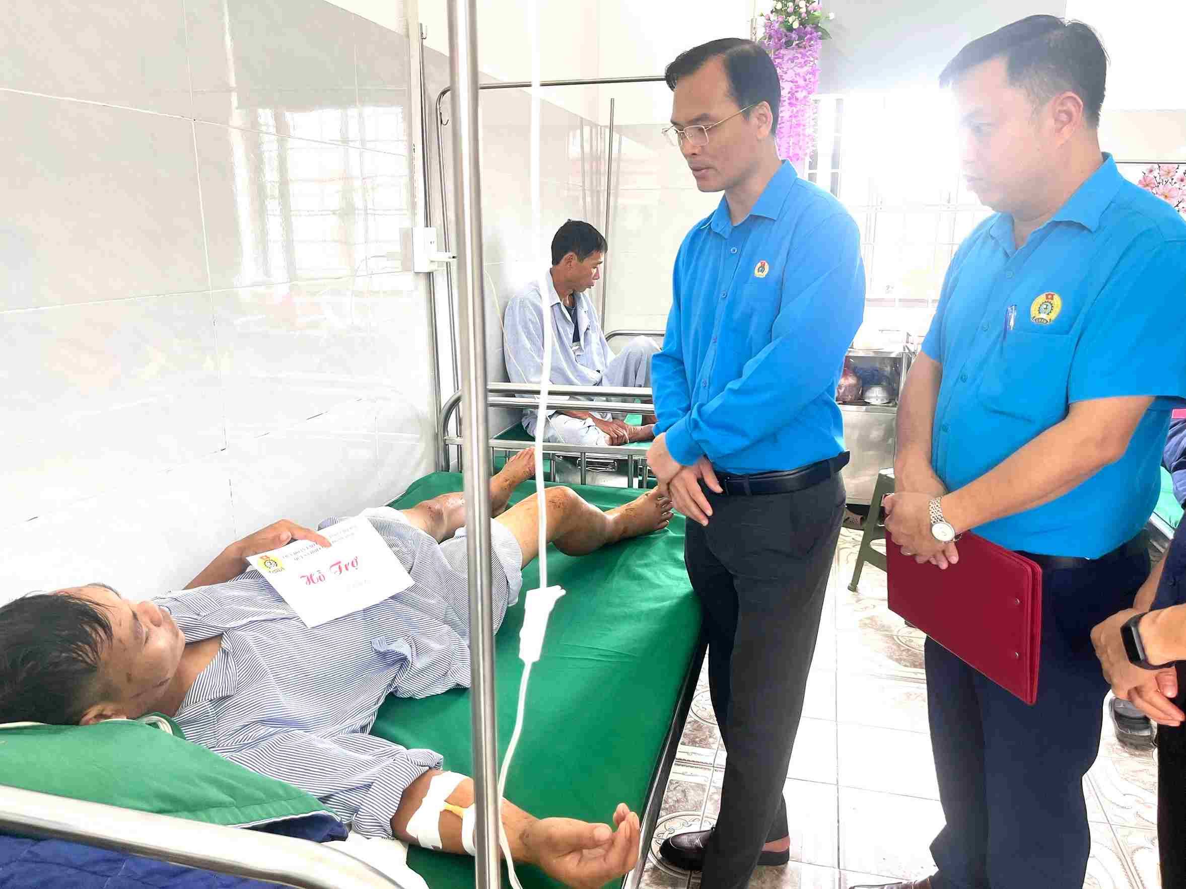 Đoàn công tác của LĐLĐ tỉnh Lai Châu thăm hỏi, động viên người bị thương điều trị tại bệnh viện. Ảnh: LĐLĐ tỉnh Lai Châu
