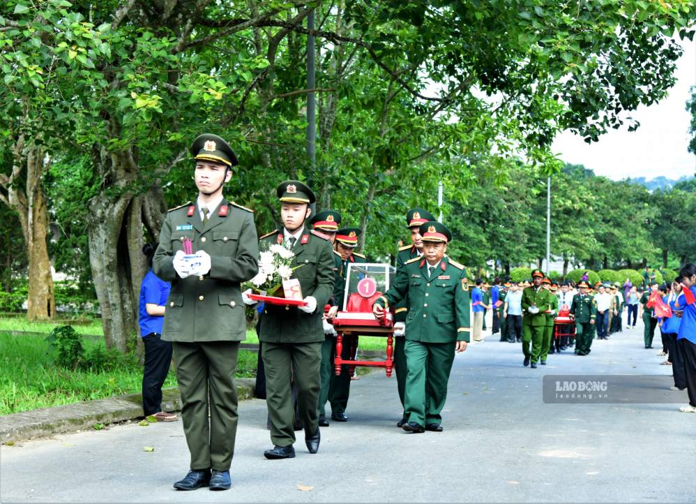 Memorial service and burial of two martyrs' remains found in Huong Lap commune, Quang Tri province. Photo: Duy Dong