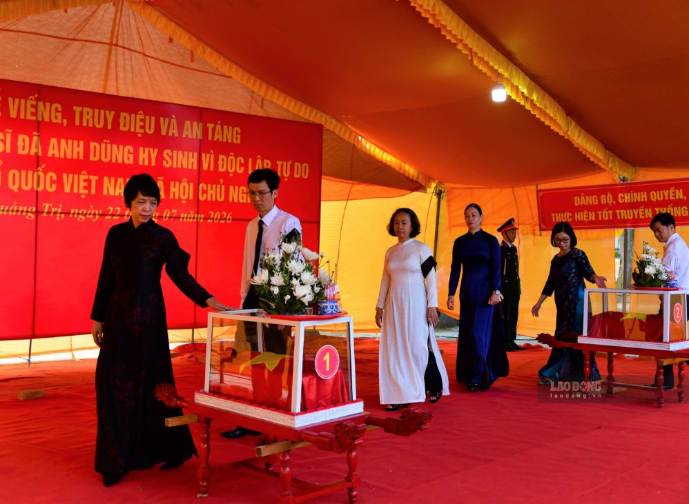 Lễ truy điệu, an táng hai hài cốt liệt sĩ tại Nghĩa trang liệt sĩ Khe Sanh được tổ chức trang trọng. Ảnh: Duy Đông
