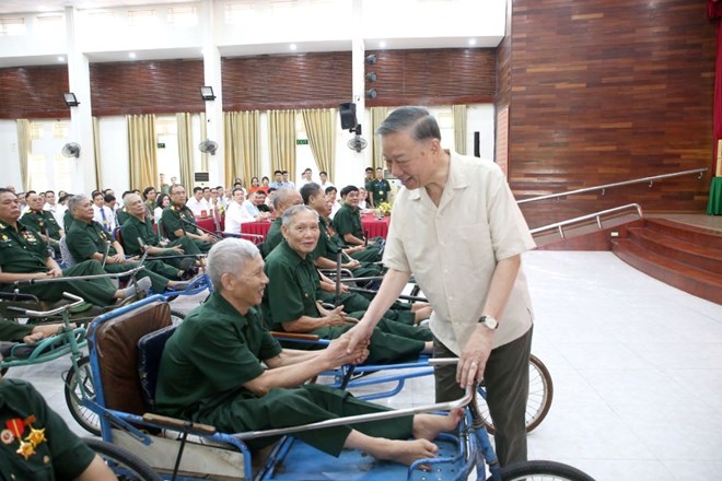 General Secretary and President To Lam visits and encourages people with meritorious services. Photo: E-Portal of the Communist Party of Vietnam