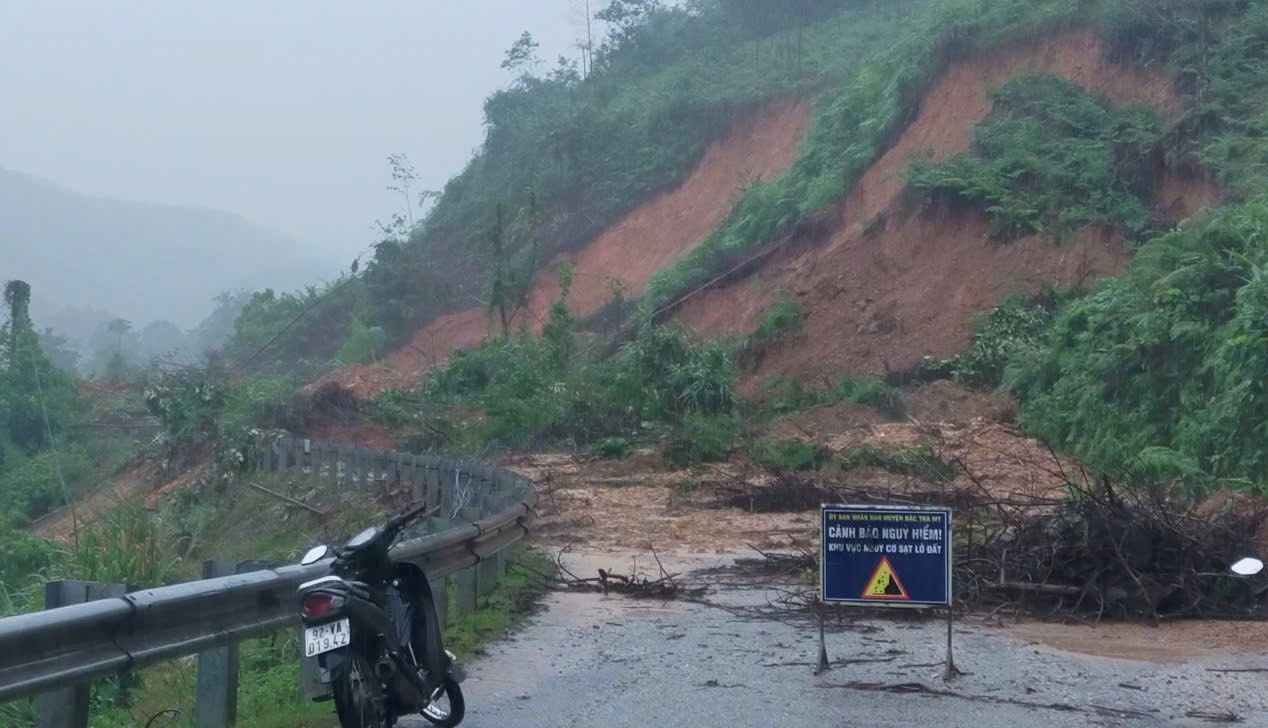 Truong Son Dong road was landslide due to heavy rain, the Ministry of Construction then announced a natural disaster emergency situation to overcome it. Photo: Thanh Binh