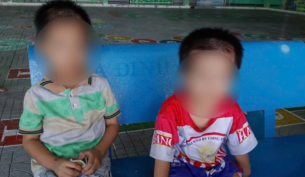 Finding relatives of 2 abandoned boys in the Hong An Kindergarten area. Photo: Tan Hiep Commune Police