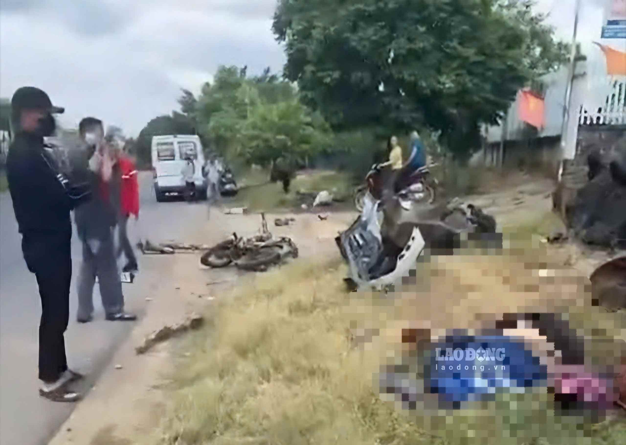 Scene of the collision between a car and a motorbike, causing 2 casualties. Photo: Than Hy