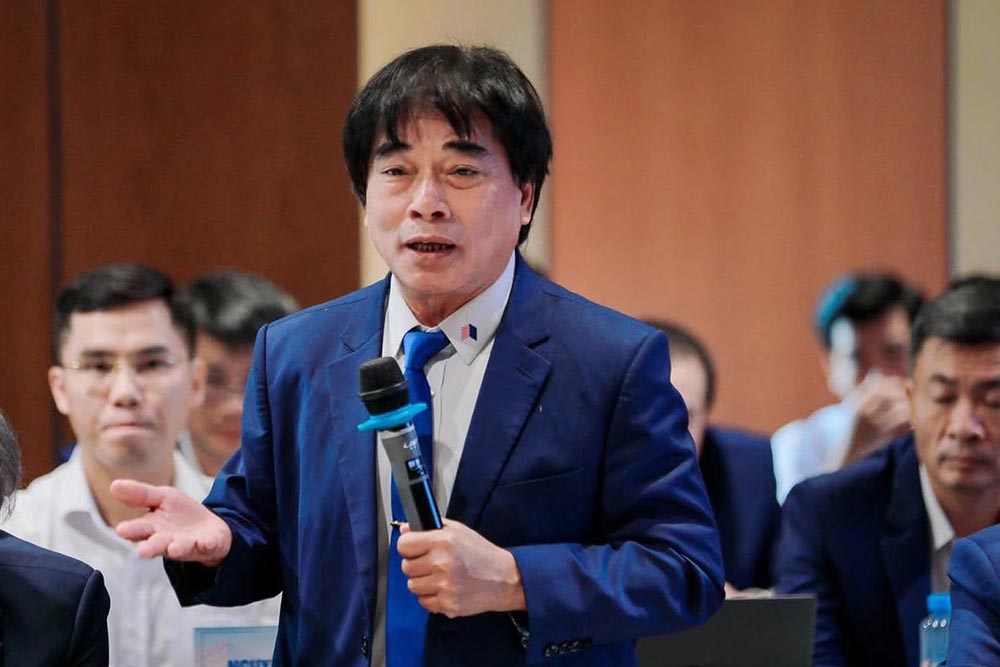 Assoc. Prof. Dr. Do Van Dung said that passenger cars are equipped with many independent escape routes outside the main door for use in emergency situations. Photo: Character provided