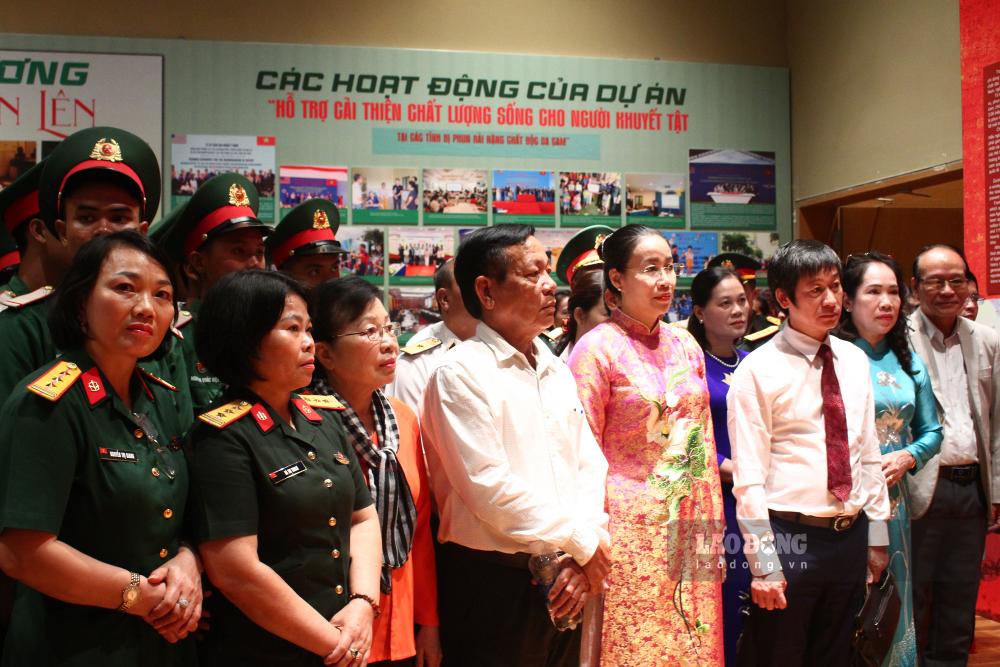 Đại biểu tham quan không gian trưng bày triển lãm. Ảnh: Thanh Huyền