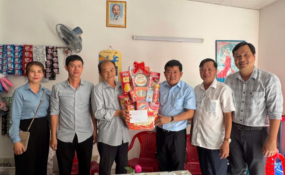 Deputy Secretary of An Giang Provincial Party Committee, Secretary of Phu Quoc Special Zone Dinh Van Noi and the working delegation visited, presented gifts, and expressed gratitude to policy families, wounded soldiers and relatives of martyrs in the area. Photo: Hoang Dung
