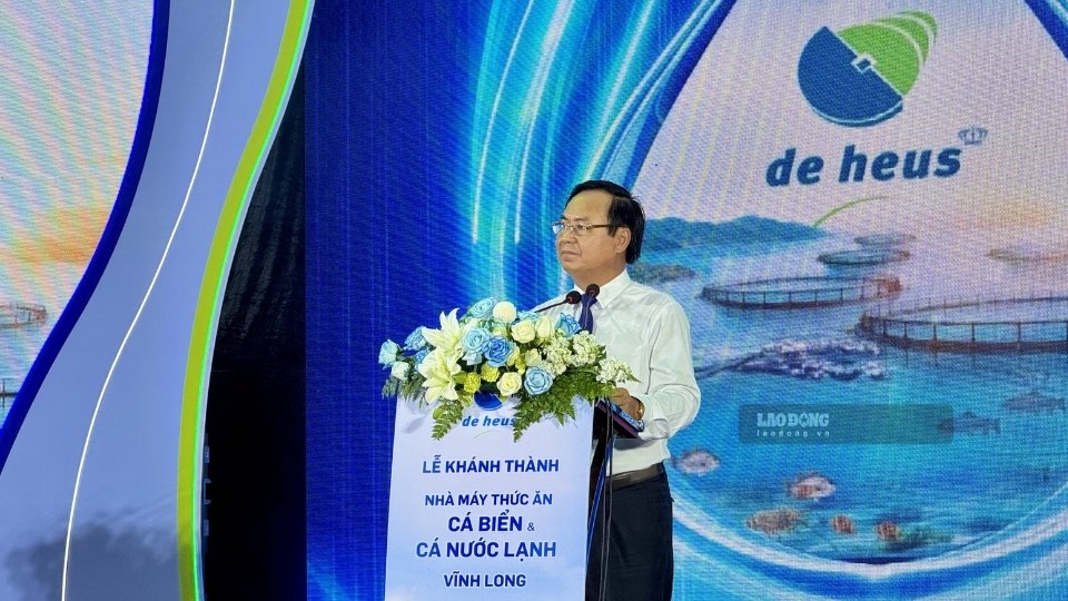 Deputy Minister of Agriculture and Environment Vo Van Hung speaks at the inauguration ceremony of De Heus Sea Fish and Coldwater Fish Feed Factory in Vinh Long. Photo: Hoang Loc