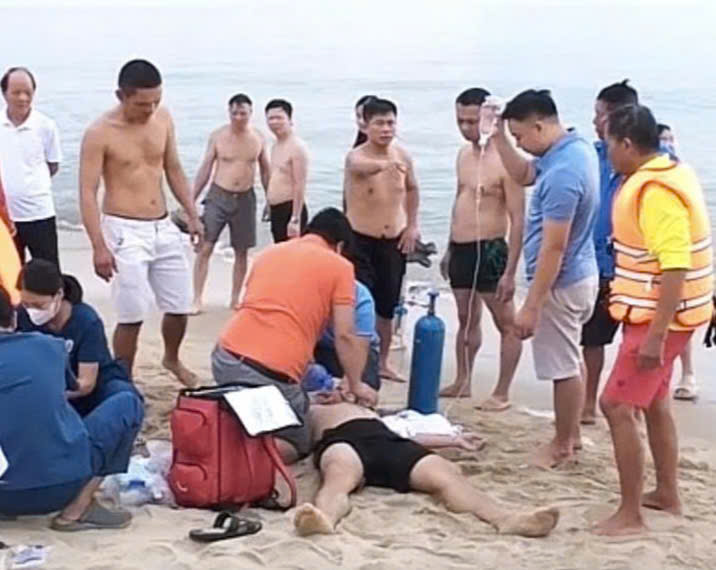 A group of doctors from Tuyen Quang General Hospital rescued a drowning victim at Nhat Le beach. Photo: Tuyen Quang General Hospital