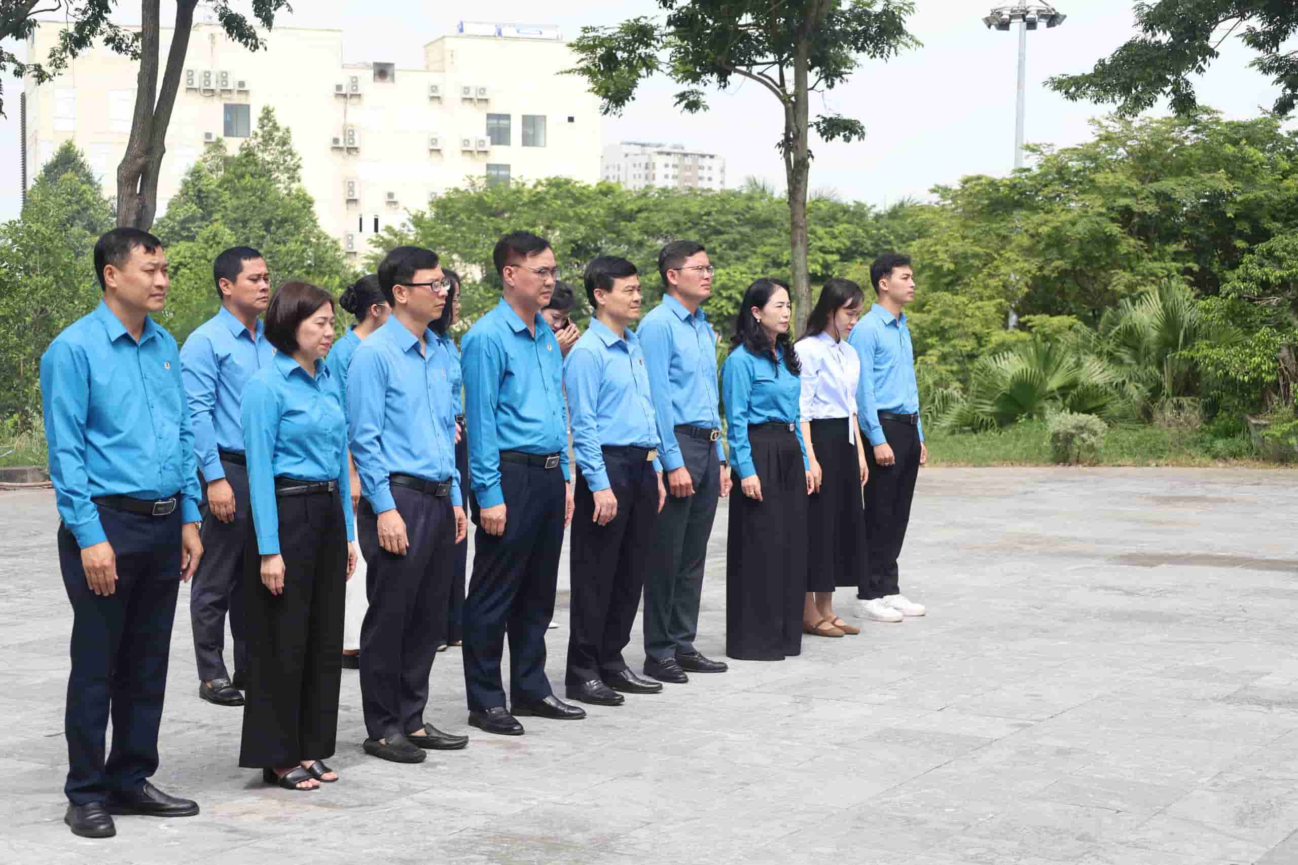 Delegation of the Vietnam General Confederation of Labor offers incense to commemorate comrade Hoang Quoc Viet. Photo: Quyet Chien/ Bac Ninh Provincial Labor Federation.