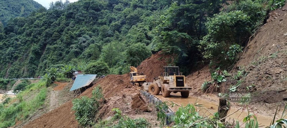 Máy móc được huy động để thông đường. Ảnh: A Lù