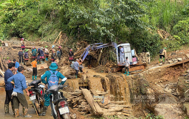 Course à la réparation des glissements de terrain, rétablissement rapide de la circulation vers la commune de Chế Tạo. Photo: A Lù